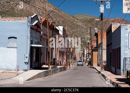 Vue sur le vieux Clifton, Arizona, le long de la rue historique Chase Creek, site de la ville minière de cuivre d'origine Banque D'Images