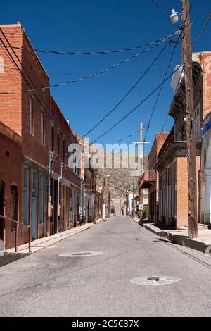 Vue sur le vieux Clifton, Arizona, le long de la rue historique Chase Creek, site de la ville minière de cuivre d'origine Banque D'Images