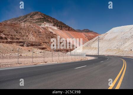 L'autoroute 191 de l'Arizona passe par l'énorme mine de cuivre à ciel ouvert Morenci Banque D'Images