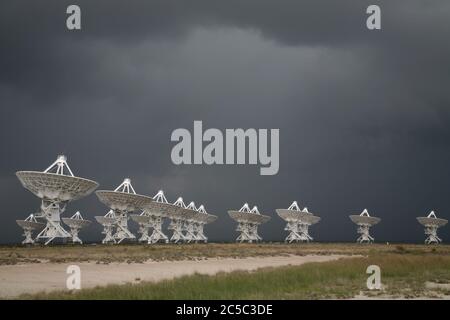 Tempête sombre sur le groupe radiotélescope du VLA (très grand réseau) Banque D'Images