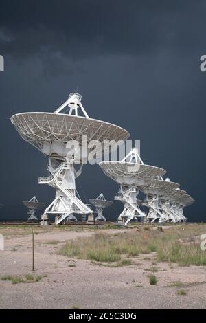 Tempête sombre sur le groupe radiotélescope du VLA (très grand réseau) Banque D'Images