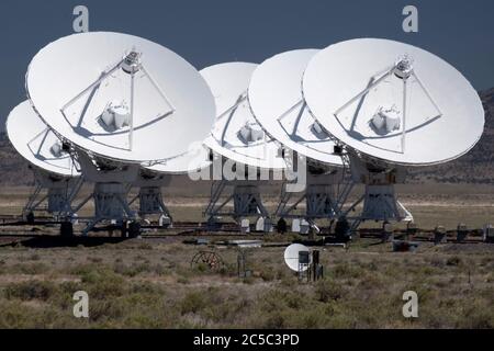 Groupe de paraboles radio-télescopes en configuration étroite au très grand réseau (VLA) Banque D'Images