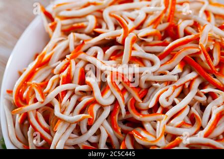 Rallado, un hors-d'œuvre espagnol populaire fait de surimi râpé sur une assiette blanche Banque D'Images