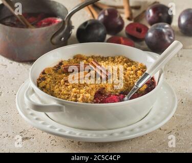 Crumble aux prunes. Dessert britannique traditionnel. UK Food Banque D'Images