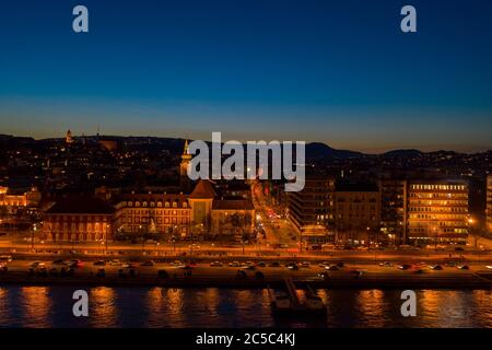 Tir de drone aérien de l'église paroissiale Saint-François par le Danube au crépuscule de Budapest Banque D'Images