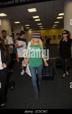 Miami, États-Unis d'Amérique. 06e décembre 2008. MIAMI - 06 DÉCEMBRE : Pamela Anderson arrive à l'aéroport international de Miami le 6 décembre 2008 à Miami, en Floride. Personnes: Pamela Anderson crédit: Storms Media Group/Alay Live News Banque D'Images