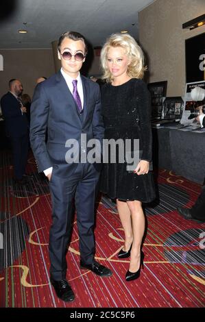 Manhattan, États-Unis d'Amérique. 05e mai 2016. NEW YORK, NY - 05 MAI : Pamela Anderson et son fils Brandon Thomas Lee assistent au 4e Gala annuel des champions des valeurs juives au Marriott Marquis Broadway Ballroom le 5 mai 2016 à New York. Personnes: Pamela Anderson, Brandon Thomas Lee crédit: Storms Media Group/Alay Live News Banque D'Images