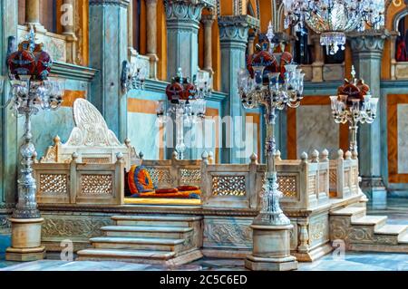 Takht-e-Nishan ou siège/trône royal en marbre au grand Durbar Hall, au palais Chowmahalla, Hyderabad, Telangana, Inde. Banque D'Images