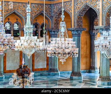 Lustres suspendus au plafond de Khilwat Mubarak/Durbar Hall/Nizam Abode au palais Chowmahalla, Hyderabad, Telangana, Inde. Banque D'Images