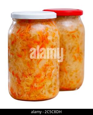 Choucroute maison préparée selon une recette traditionnelle avec des carottes râpées dans un pot en verre. Isolé sur fond blanc Banque D'Images