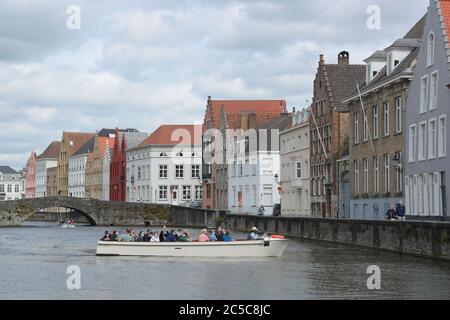Bruges, Belgique. 1er juillet 2020. Les touristes prennent un bateau touristique à Bruges, Belgique, le 1er juillet 2020. La Belgique a pris la phase 4 des mesures de confinement le 1er juillet, comme l'a annoncé le Premier ministre Sophie Wilmes le 24 juin. Credit: Zheng Huansong/Xinhua/Alay Live News Banque D'Images