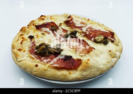 Pizza italienne aux champignons et aux taches isolées sur fond blanc. Banque D'Images