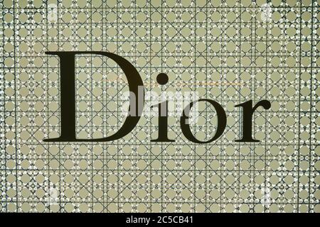 BANGKOK, THAÏLANDE - VERS JANVIER 2020 : gros plan du panneau Dior vu à l'aéroport de Suvarnabhumi. Banque D'Images