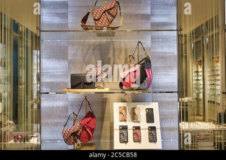 BANGKOK, THAÏLANDE - VERS JANVIER 2020 : marchandises exposées au magasin Dior de l'aéroport de Suvarnabhumi. Banque D'Images