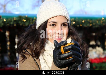 Symbolbild: Fröhliche junge Frau auf einem deutschen Weihnachtsmarkt (modèle sorti) Banque D'Images