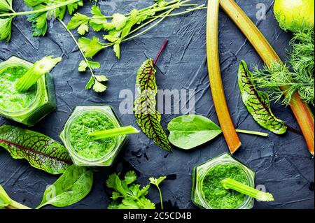 Smoothie vitaminé à base de rhubarbe, de lime et d'herbes. Smoothies ou jus de légumes et d'herbes Banque D'Images