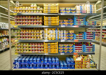 BERLIN, ALLEMAGNE - VERS SEPTEMBRE 2019 : photo intérieure de Kaufland à Berlin. Kaufland est une chaîne d'hypermarchés allemande, qui fait partie du groupe Schwarz qui Banque D'Images