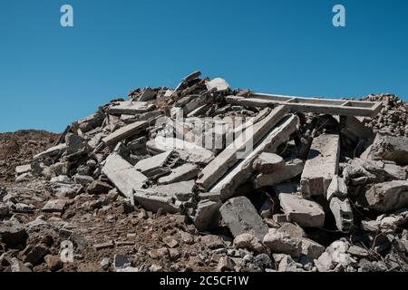 pile de débris de béton provenant du ruil de bâtiment démoli pour recycler le matériau d'interprétation Banque D'Images