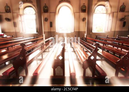 Intérieur paisible de l'ancienne église au lever du soleil, église Santa Cruz ou Kudi Chin, Bangkok, Thaïlande. L'église est ouverte au public. Banque D'Images