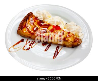 Tranche de tarte courte aux pommes recouverte de sauce caramel et servie avec de la crème fouettée. Isolé sur fond blanc Banque D'Images