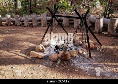 Cendres dans la fosse après un feu de camp de petit déjeuner dans un centre touristique australien de l'Outback Banque D'Images