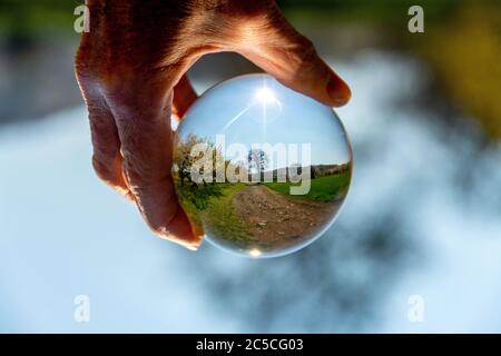 Gros plan de la vue d'un champ dans une sphère de cristal Banque D'Images