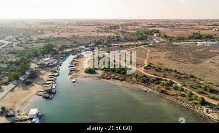 Vue panoramique sur le Liopetri jusqu'à la mer (potamos Liopetriou), Famagusta, Chypre. Un site touristique touristique de pêche village, fj naturel Banque D'Images