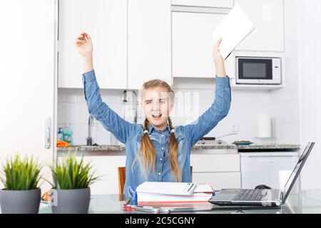 Portrait de l'adolescence lycéenne réussie faire son home Tâche dans votre intérieur Banque D'Images