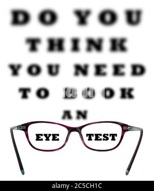 Pensez-vous que vous devez réserver un graphique flou de test d'oeil avec les mots oeil et de test net à travers une paire de lunettes de dames sur un dos blanc isolé Banque D'Images
