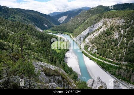 Vue sur la gorge du Rhin depuis l'ancien passage entre Valendas et Bonaduz dans les Alpes suisses dans le canton des Grisons, Suisse. Banque D'Images