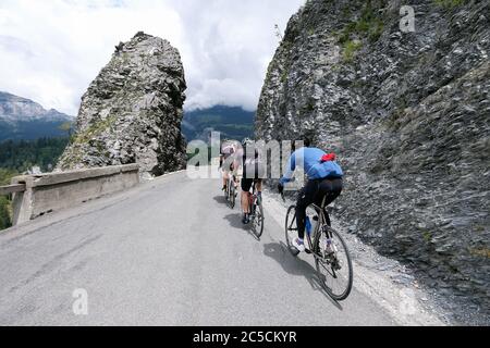 Course cycliste sur l'ancien passage entre Valendas et Bonaduz dans les Alpes suisses, dans le canton des Grisons, en Suisse. Banque D'Images