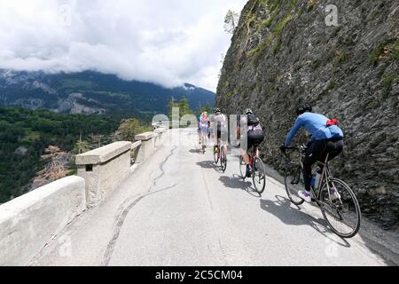 Course cycliste sur l'ancien passage entre Valendas et Bonaduz dans les Alpes suisses, dans le canton des Grisons, en Suisse. Banque D'Images