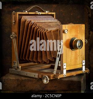 Ancien appareil photo sur fond marron Banque D'Images