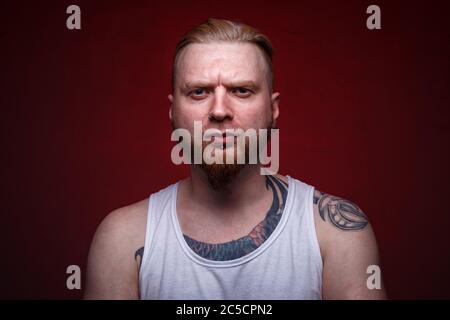 Photo d'un jeune homme barbu en chemise blanche Banque D'Images