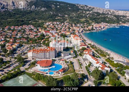 Baska plage, hôtel Corinthia avec piscine, île Krk Banque D'Images