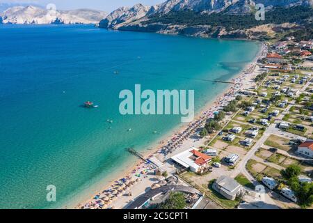 Baska, plage et camp, île Krk Banque D'Images