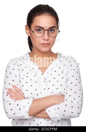 Portrait d'une fille adorable et confiante portant des lunettes, des boucles d'oreilles et un piercing. Isolé sur blanc Banque D'Images