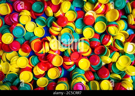 Illustration des capuchons en plastique pour les petites marchandises dans une boîte en métal vue de dessus Banque D'Images