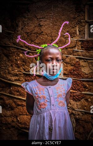 Stacy Ayuma utilise ses tresses de style capillaire pour créer la conscience et la sensation sur le coronavirus (COVID-19).de petites filles du Kenya utilisent leurs coiffures pour transmettre la conscience et la sensation aux gens de Kibera pour prendre des mesures de sécurité pour éviter la propagation du virus Corona. Ces petites filles, Stacy Ayuma, 12 ans, et son amie Martha APISA, 13 ans, décorent leurs cheveux à chaque fois pour s'assurer que les gens autour d'eux savent qu'il y a un ennemi mortel en supposant le monde entier et n'épargne personne. Banque D'Images