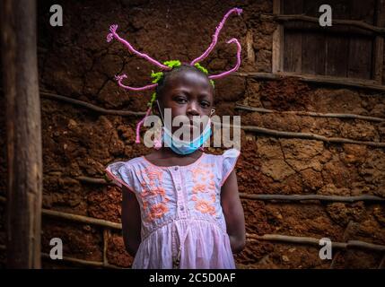 9 mai 2020, Nairobi, Kenya: Stacy Ayuma utilise ses tresses de style capillaire pour créer la conscience et la sensation sur le coronavirus (COVID-19). De petites filles du Kenya utilisent leurs coiffures pour transmettre la conscience et la sensation aux habitants de Kibera afin de prendre des mesures de sécurité pour éviter la propagation du virus Corona. Ces petites filles, Stacy Ayuma, 12 ans, et son amie Martha APISA, 13 ans, décorent leurs cheveux à chaque fois pour s'assurer que les gens autour d'eux savent qu'il y a un ennemi mortel en supposant le monde entier et n'épargne personne. (Image de crédit : © Donwilson Odhiambo/SOPA Images via Z Banque D'Images