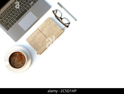 Un lieu de travail moderne et minimaliste. Table de bureau blanche avec clavier pour ordinateur portable, stylo, ordinateur portable, lunettes vintage, café. Vue de dessus avec espace de copie Banque D'Images