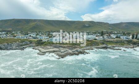 Vue aérienne de la baie de Hermanus, située en Afrique du Sud, dans la célèbre route du jardin Banque D'Images