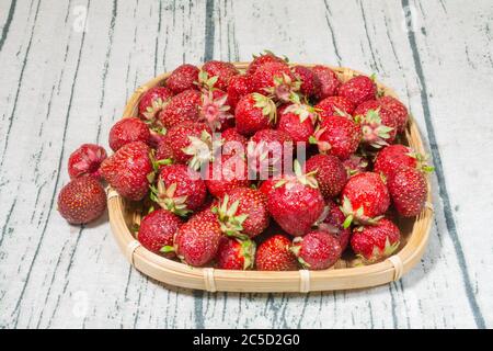 Fraises Polka rouges fraîches et mûres dans un plateau en osier Banque D'Images