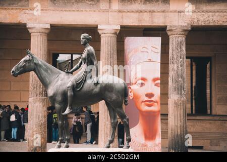 Berlin, Allemagne, 11 mars 2018. Personnes dans la file d'attente pour entrer dans le musée des neues à berlin, une affiche avec l'image du buste de Nefertiti Banque D'Images