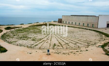 Photographie d'une vieille boussole de navigation à vent rose qui mesure 43 mètres de diamètre dans la ville de Sagres, dans la pointe sud du Portugal Banque D'Images