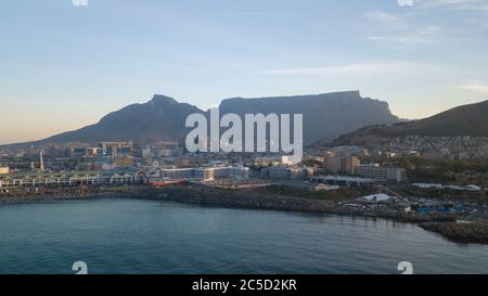 Vue aérienne du centre-ville du cap avec le front de mer V&a, la roue, les montagnes et le pic Banque D'Images