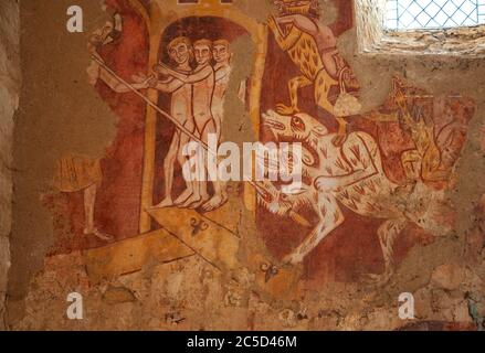 ASNIERES-SUR-VEGRE, FRANCE - 9 AOÛT 2018 : scène de l'enfer dans l'église Saint-Hilaire célèbre pour ses remarquables peintures murales médiévales. Le Sauveur conduit awa Banque D'Images