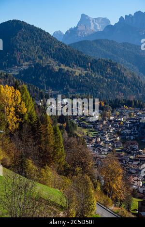 Scène des Dolomites alpins d'automne, Belluno, Sudtirol, Italie. Village paisible de Falcade et montagnes rocheuses vue de la route. Banque D'Images