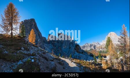 Soleil automne alpin Dolomites scène de montagne rocheuse, Sudtirol, Italie. Cinque Torri (cinq piliers ou tours) célèbre formation rock. Voyage pittoresque Banque D'Images