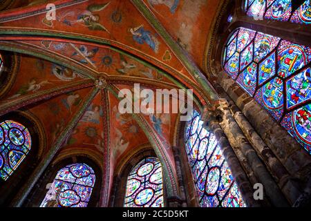 LE MANS, FRANCE - 2 AOÛT 2018 : les musiciens d'anges jouent un concert céleste . Fresque peinte sur les voûtes de la chapelle de la Vierge dans la cathédrale Saint-Julien Banque D'Images